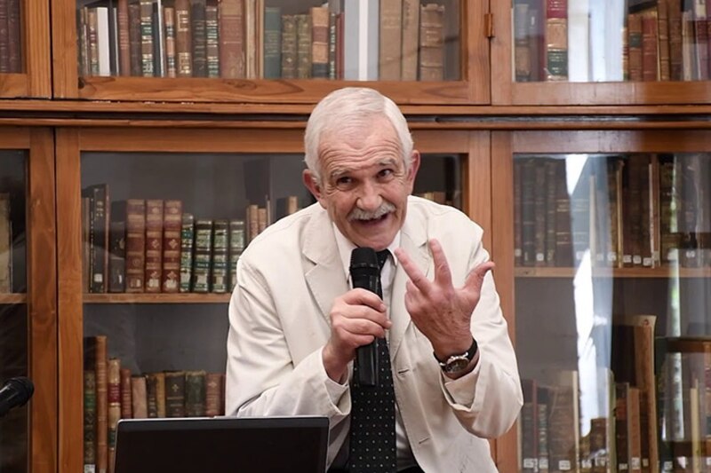El escritor Mario Vargas Llosa durante una conferencia en la Biblioteca Nacional de España