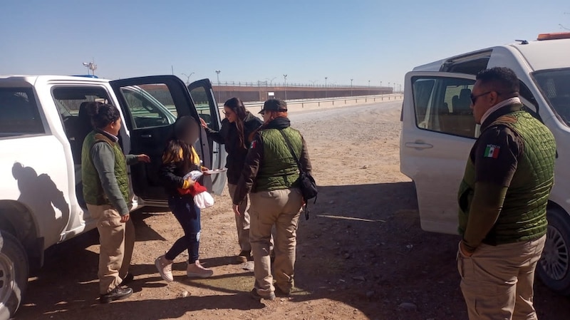 Agentes de la Patrulla Fronteriza ayudan a una niña migrante.