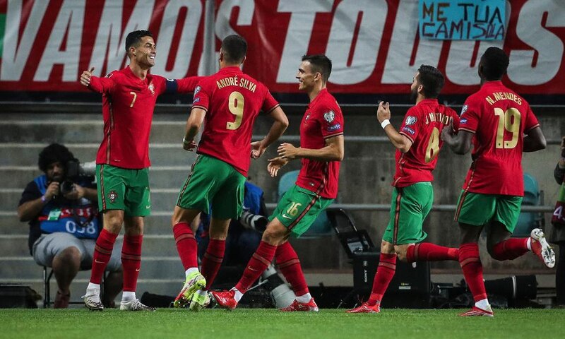 Cristiano Ronaldo celebra un gol con sus compañeros de la selección portuguesa