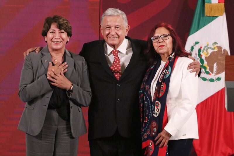 El presidente López Obrador con dos mujeres