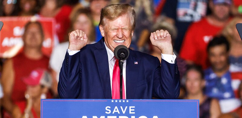 Donald Trump haciendo un discurso ante una multitud
