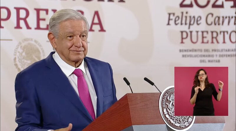 El presidente Andrés Manuel López Obrador da un discurso en una conferencia de prensa.