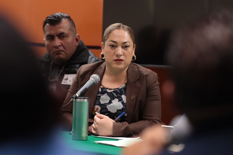 La alcaldesa de Bogotá, Claudia López, habla en un evento público.