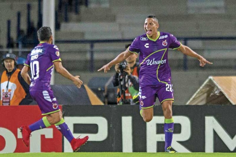 Jugador de fútbol celebra un gol