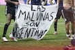 “¡Las Malvinas son argentinas!”: Jugadores de Argentina celebran con manta prohibida tras ganarle a Inglaterra
