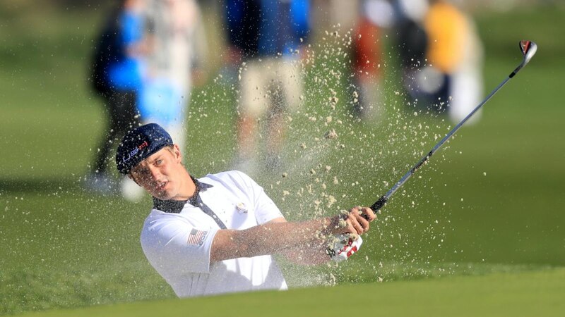 Golfista estadounidense Xander Schauffele en acción durante el torneo.
