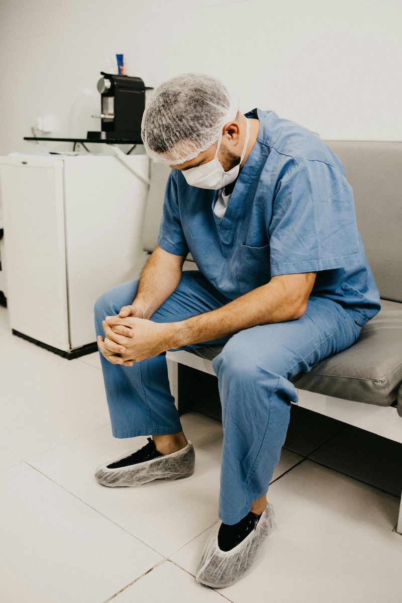 Durante su formación en pre y posgrado, las horas de trabajo de estudiantes de medicina equivalen a por lo menos el 1.92% del PIB nacional