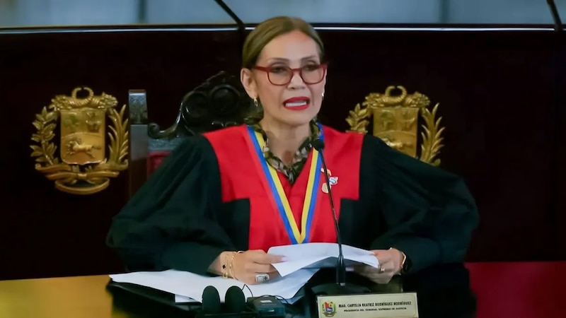 La presidenta de la Corte Suprema de Justicia, María Eugenia López, habla durante una rueda de prensa en Bogotá, Colombia.