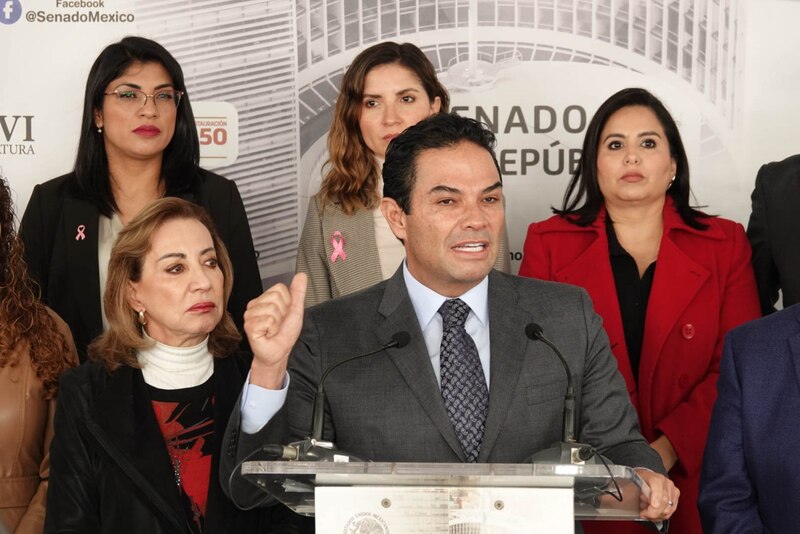 El senador Enrique Vargas del Villar, vicecoordinador del Grupo Parlamentario del PAN, durante una conferencia de prensa en el Patio del Federalismo del Senado de la República.