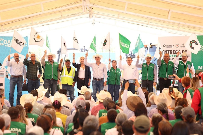 Gobernador Manolo Jiménez y autoridades locales en el evento de inicio de obras de agua potable en Múzquiz