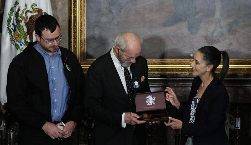 Entrega de premio en ceremonia