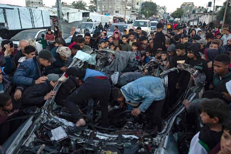 Rescate tras un bombardeo en Gaza