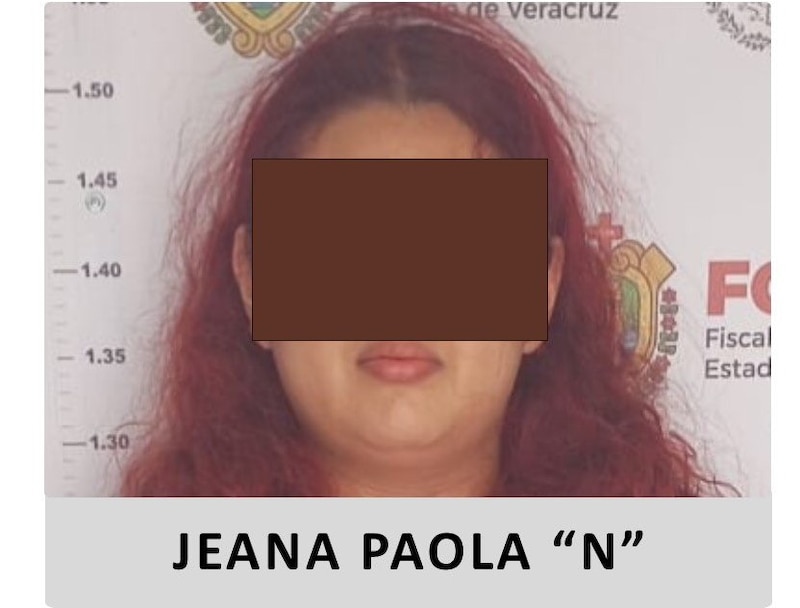 Mujer detenida por autoridades federales por su presunta relación con el secuestro y asesinato de una taxista en Veracruz; portaba arma, mariguana y documentos de extorsión