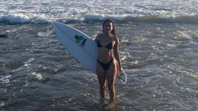 Mujer surfista en el mar