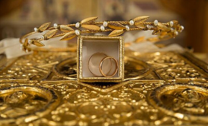 Anillos de boda de oro sobre fondo dorado