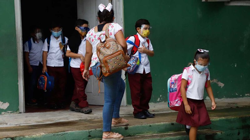 Niños regresan a la escuela en medio de la pandemia de COVID-19