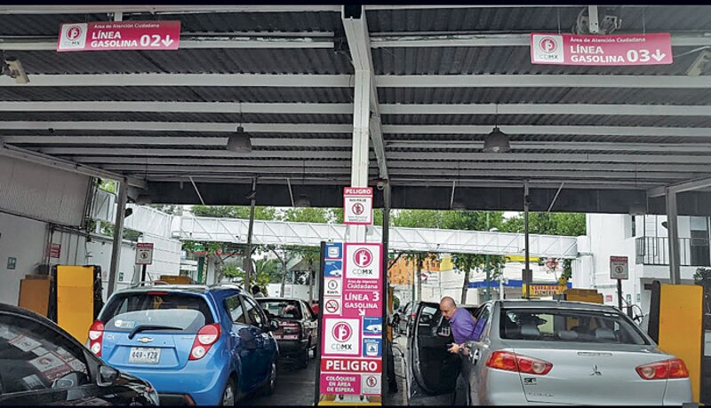 Larga fila de coches en una gasolinera