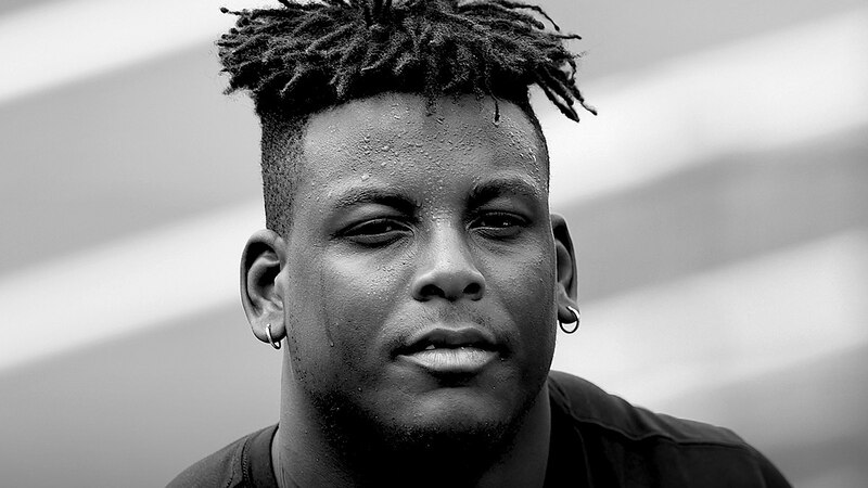 Retrato de un hombre joven afroamericano con rastas