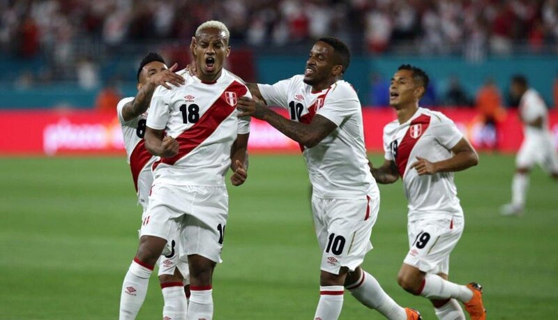 La alegría de los jugadores peruanos tras anotar un gol