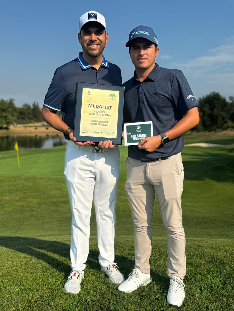 Golfistas profesionales sonríen con sus trofeos