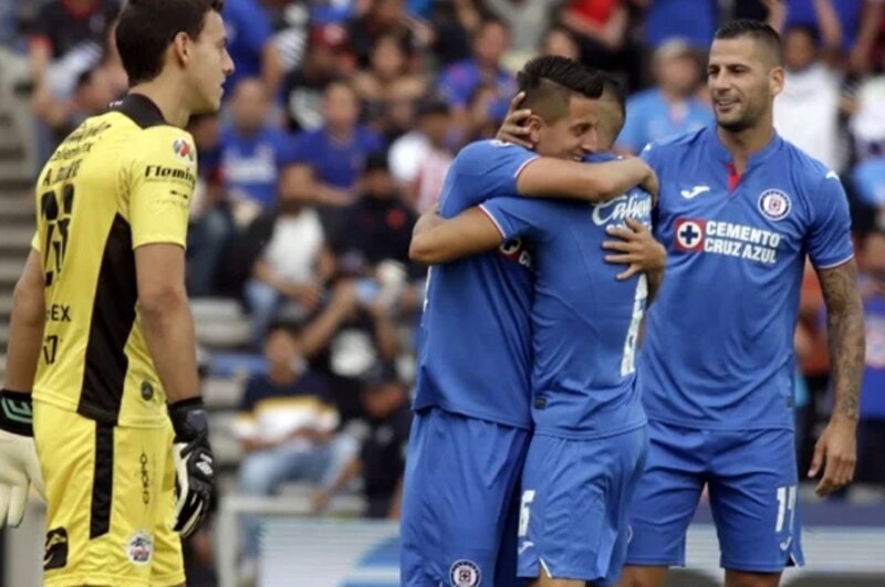 Jugadores de Cruz Azul celebran un gol