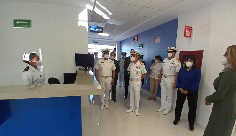 Visita de autoridades a hospital naval