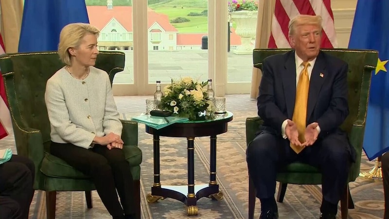 Donald Trump y Ursula von der Leyen se saludan tras anunciar un acuerdo comercial entre Estados Unidos y la Unión Europea