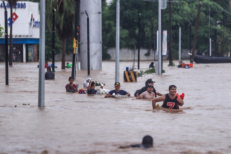 Inundaciones en Tabasco dejan calles bajo el agua