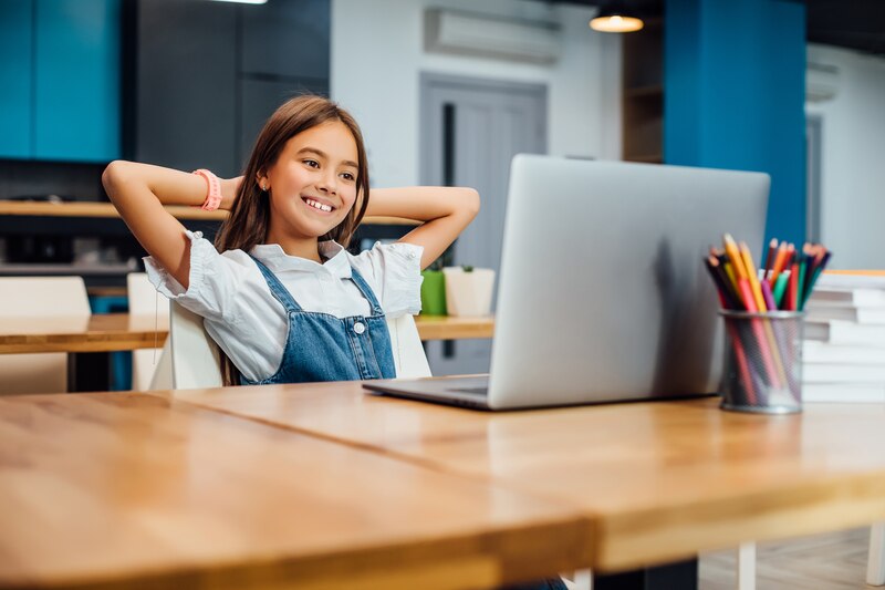 Niña usando una computadora portátil