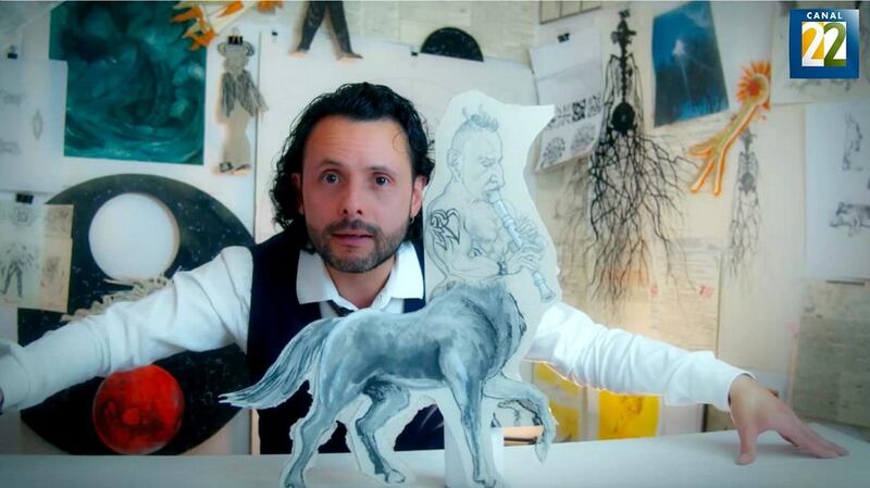 El artista plástico Juan Gatti y su obra.