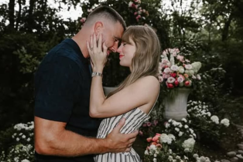 Taylor Swift y Travis Kelce. La pareja compartió una sesión de fotos en redes sociales para anunciar formalmente su compromiso.