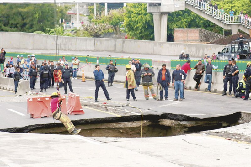 Hundimiento en carretera de la Ciudad de México deja un muerto y varios heridos