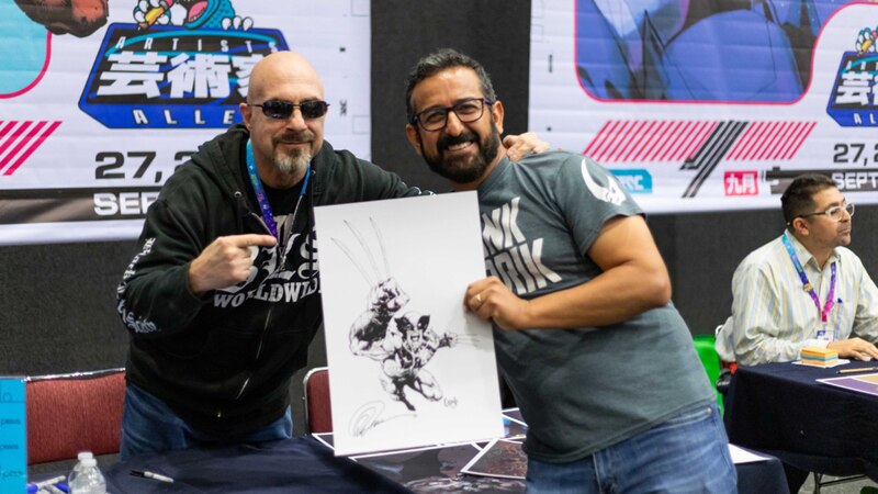 El dibujante de cómics Frank Miller firma ejemplares de su obra en la Comic Con de Nueva York.