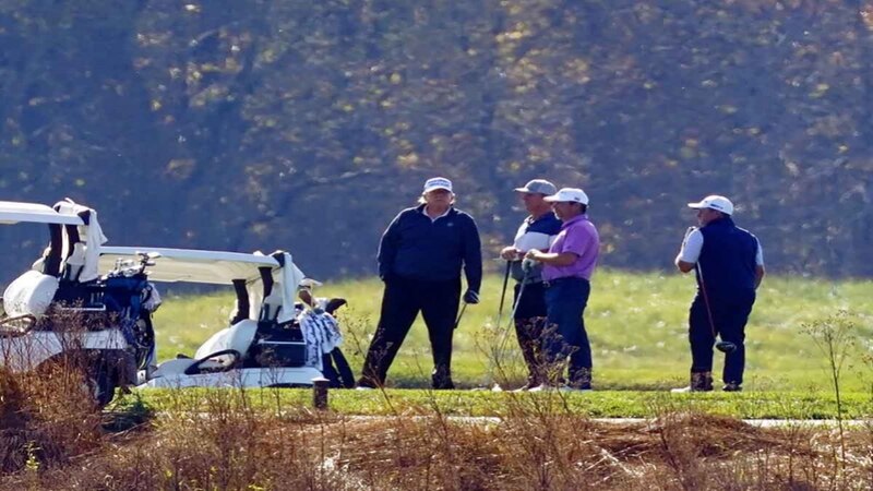 Trump jugando golf con sus amigos