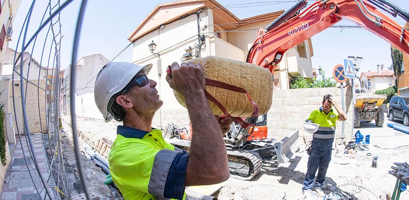 Obreros trabajando en una zanja