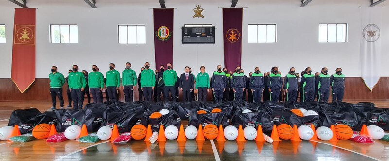 Entrega de material deportivo a deportistas destacados