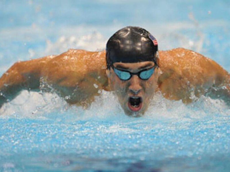 Michael Phelps nadando estilo mariposa