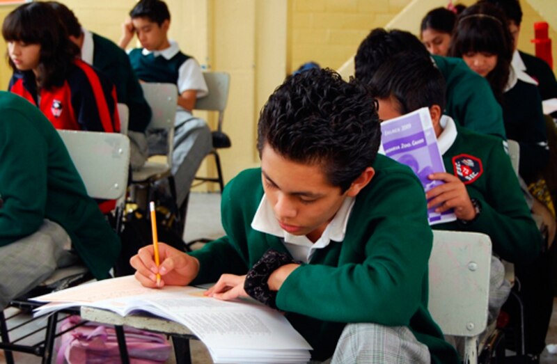 Un estudiante de secundaria haciendo una prueba