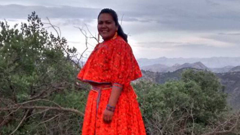 Mujer indígena con traje tradicional en las montañas