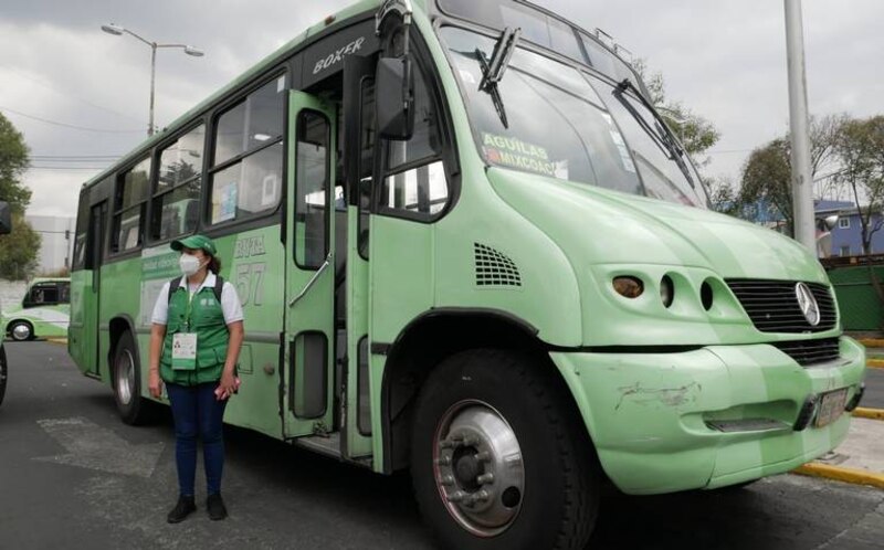 Autobús verde en la Ciudad de México