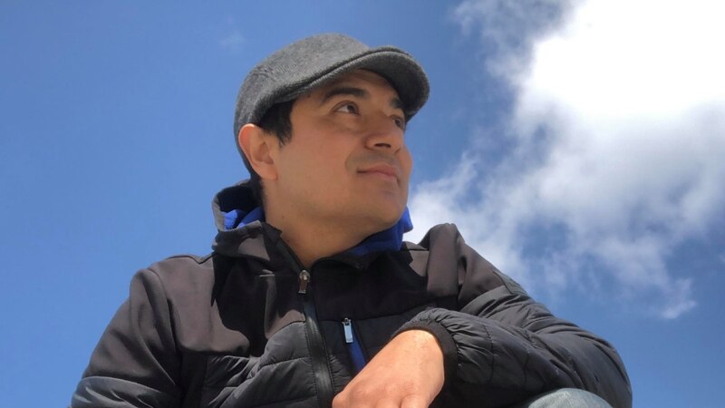 Un hombre mirando al cielo