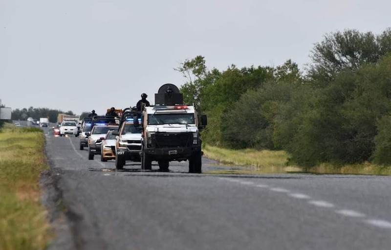 Policías fuertemente armados en la carretera