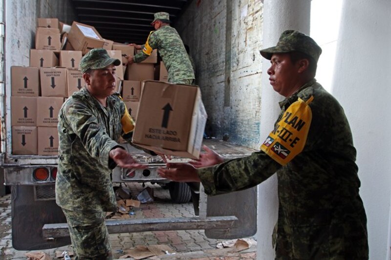 Soldados cargando cajas de ayuda humanitaria