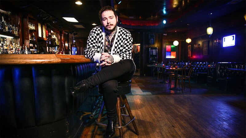 Post Malone en un bar
