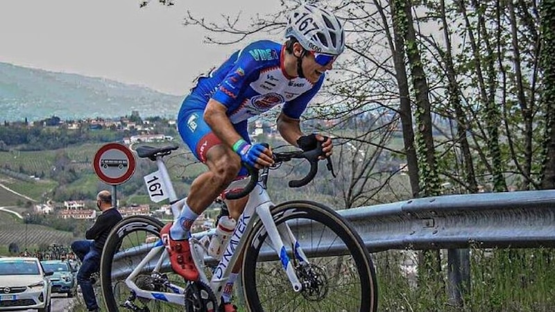 Ciclista profesional en carrera