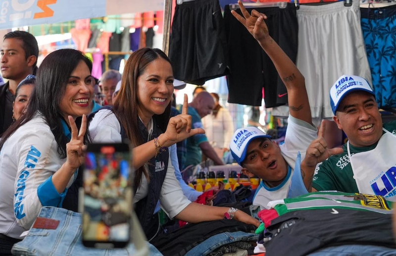 Candidata a la presidencia saluda a sus simpatizantes en un mercado local
