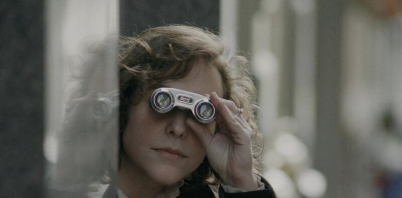 Mujer mirando a través de binoculares