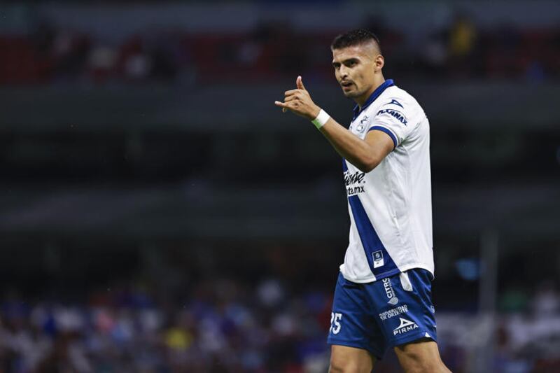 Jugador de fútbol mexicano Henry Martín celebra un gol con la mano en forma de shaka