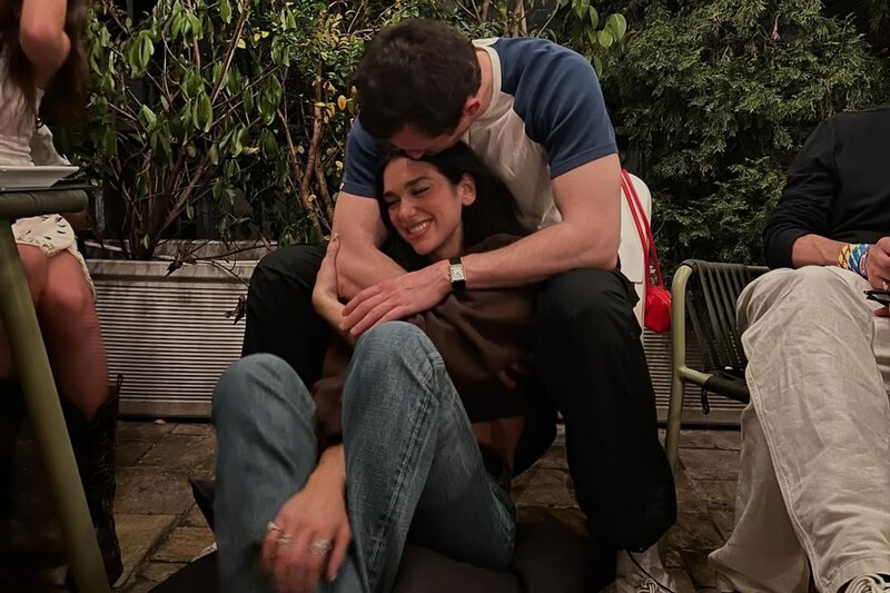 La cantante compartió esta foto en sus redes sociales donde ya dejaba ver el anillo de compromiso con Callum Truner.