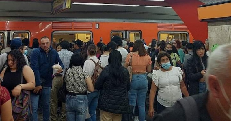 Un vagón del metro de la Ciudad de México repleto de gente